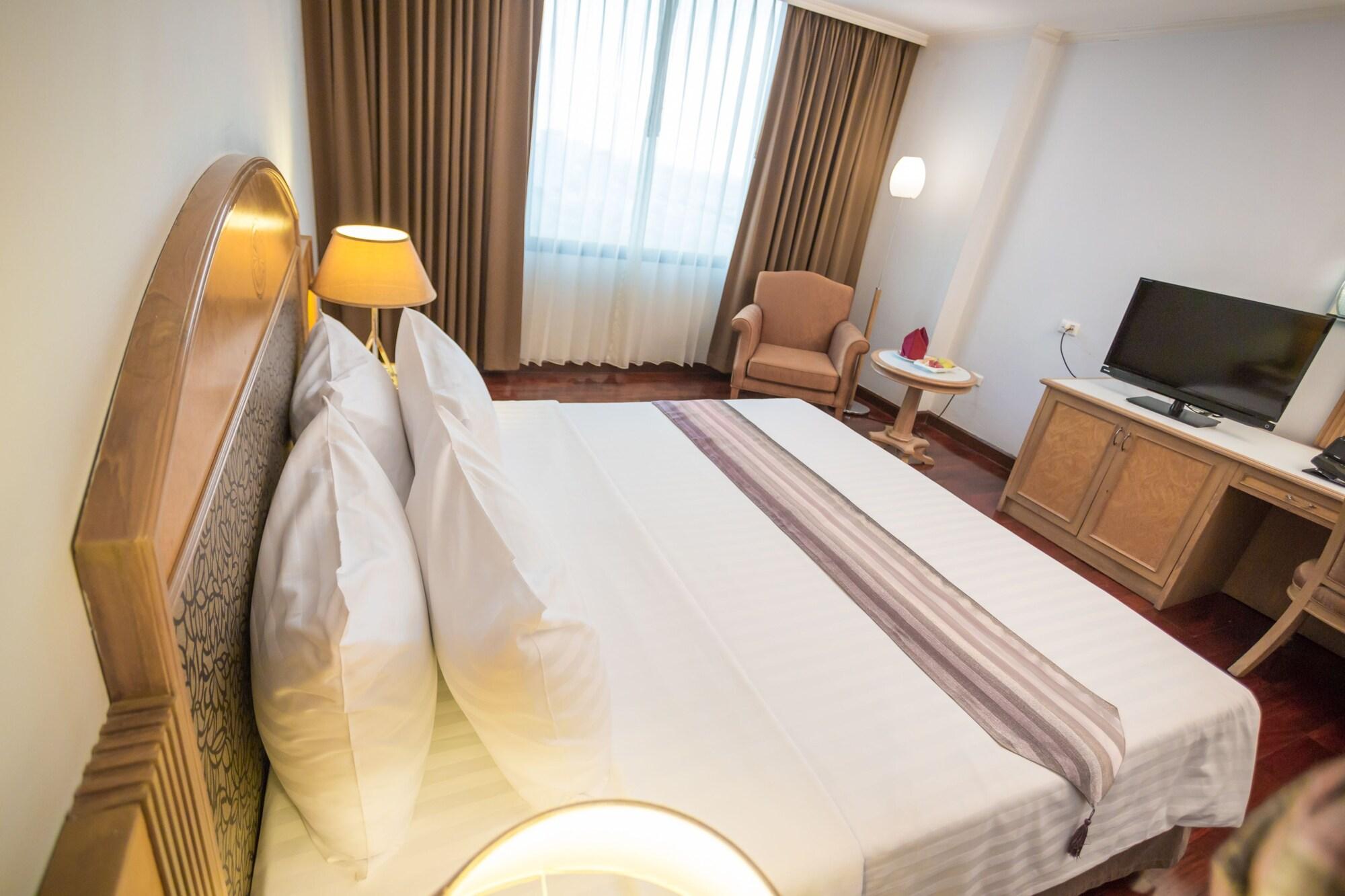 Grand Tower Inn Rama 6 Bangkok Buitenkant foto