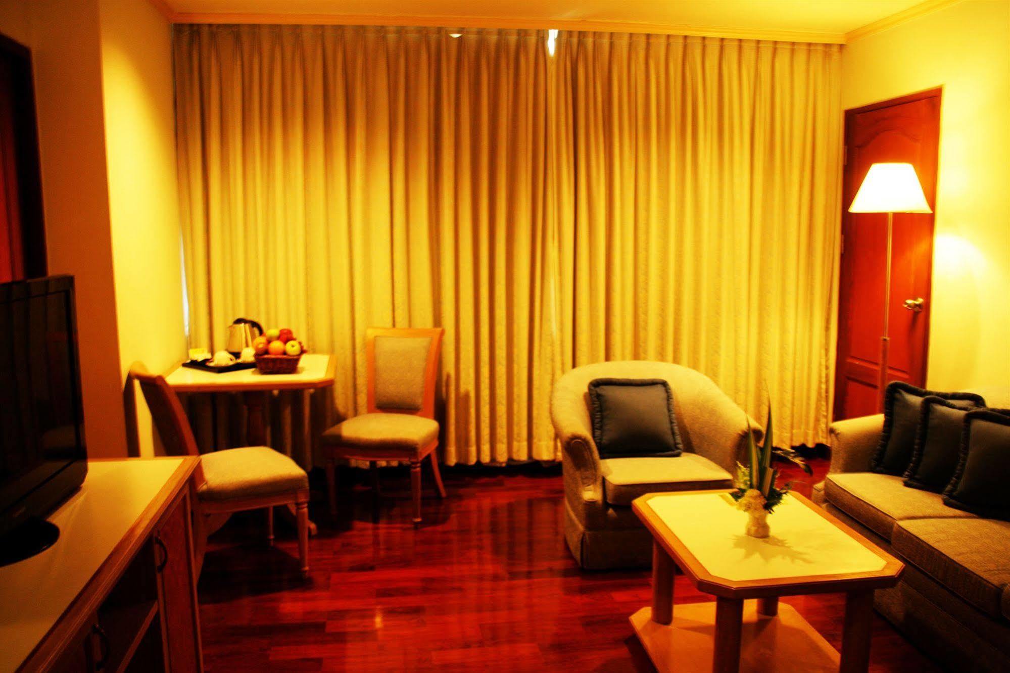 Grand Tower Inn Rama 6 Bangkok Buitenkant foto